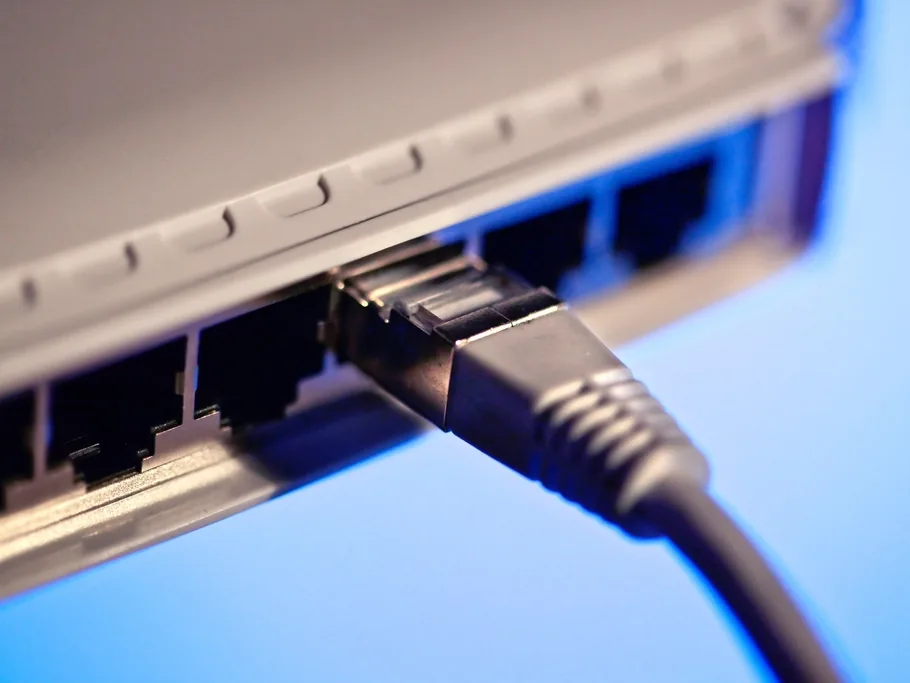 Câble Ethernet branché sur un port de commutateur — contrôle des accès réseau
