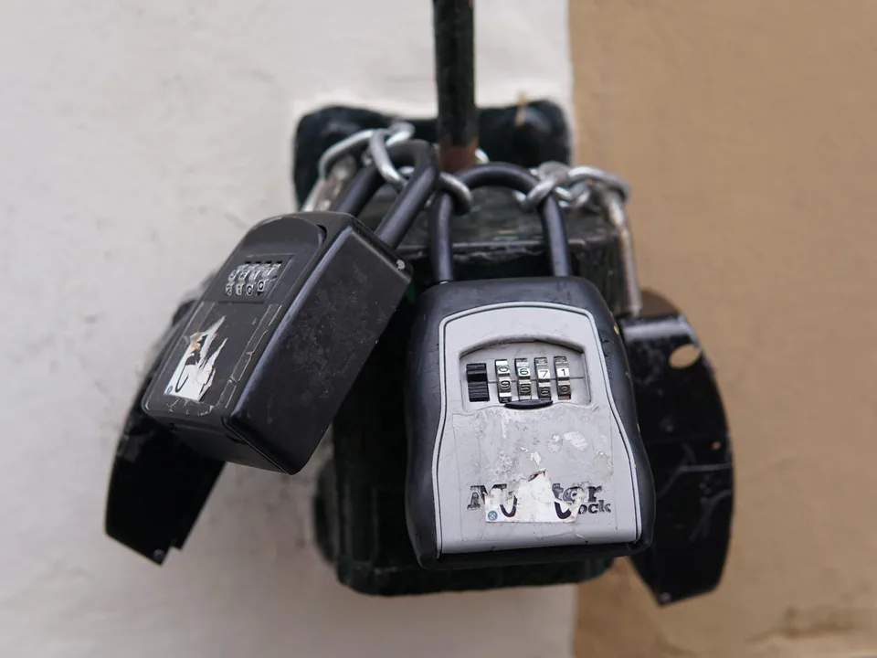 Cadenas fermés sur une hasp — image de la protection des accès physiques et logiques