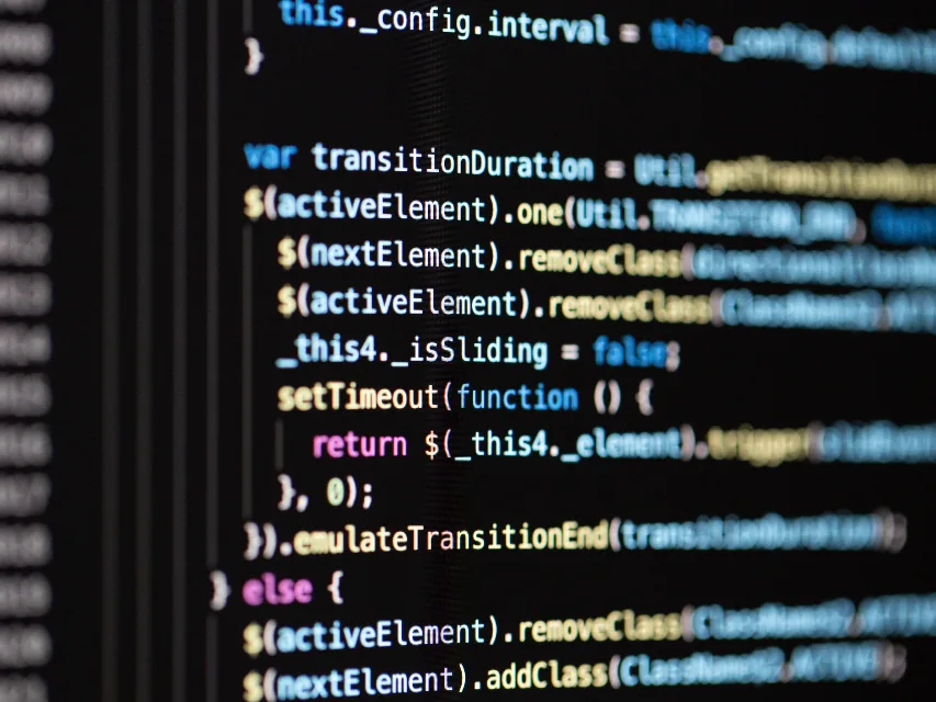 Code source affiché sur un écran lors d'une revue de sécurité applicative