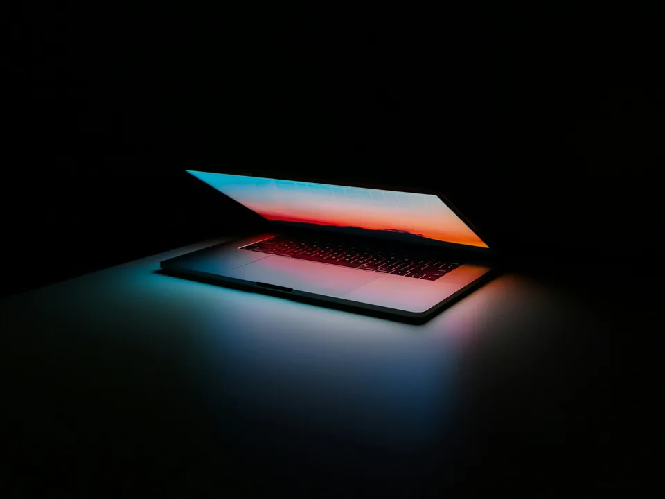 Ordinateur portable en environnement sombre — sauvegarde chiffrée et station de travail protégée