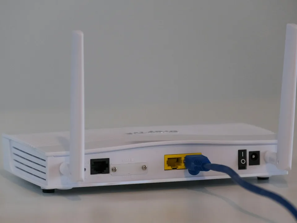 Routeur Wi-Fi de bureau relié en Ethernet — segmentation réseau et mot de passe administrateur